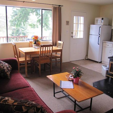 Green Acres Lakeside Resort Salt Spring Island Ganges Exterior photo