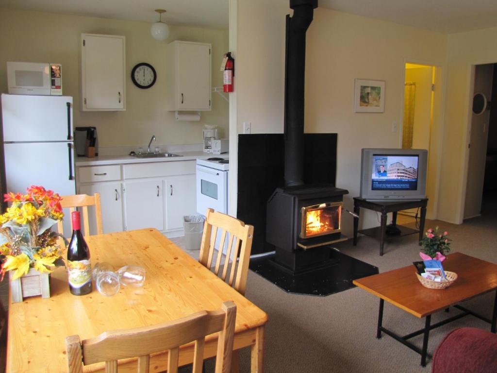 Green Acres Lakeside Resort Salt Spring Island Ganges Room photo